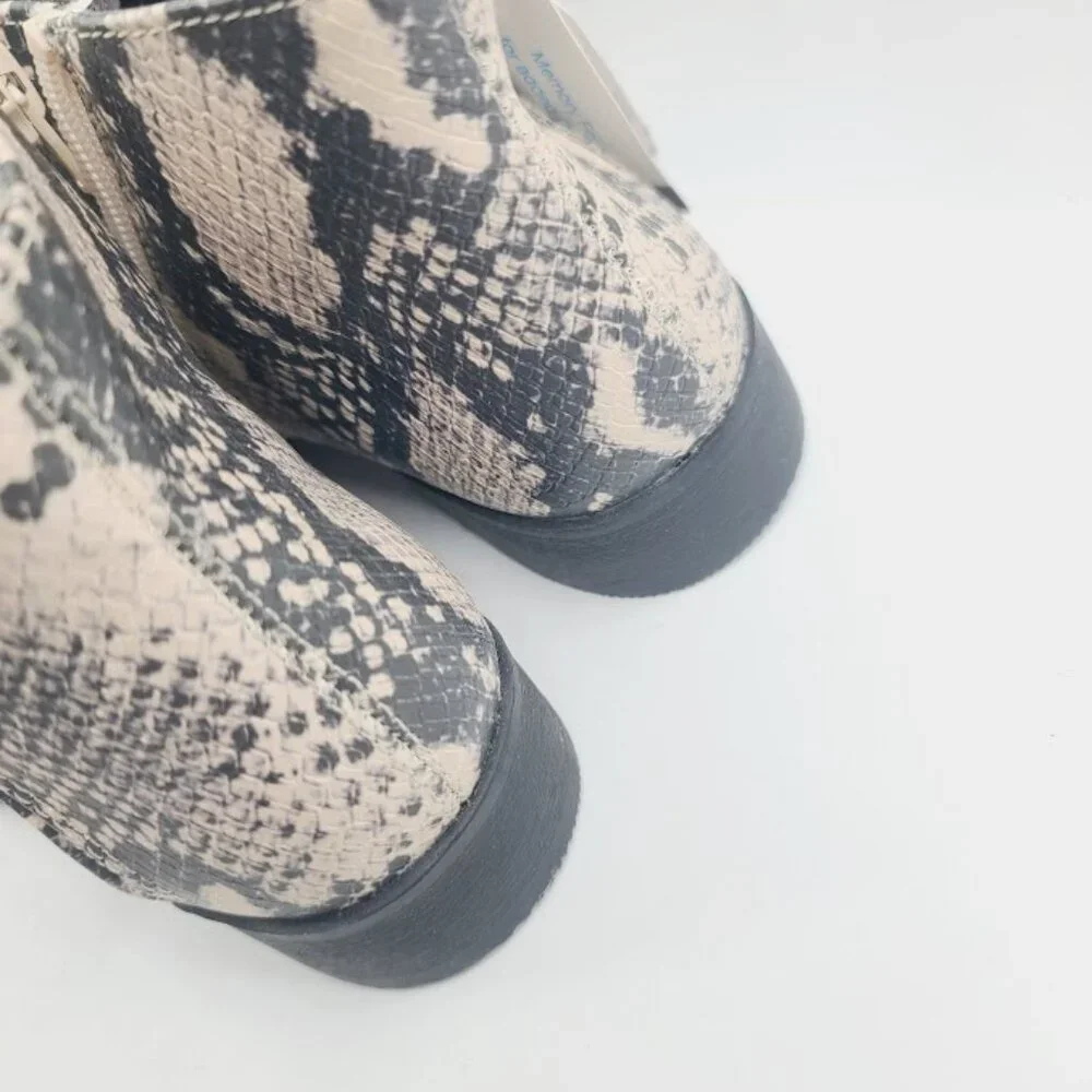 Time and‎ Tru Women's White Black Faux Leather Snake Skin Ankle Bootie Size 8.5